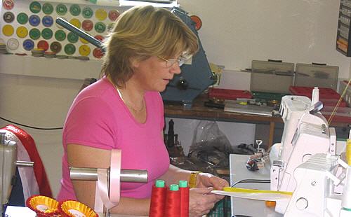 Gill Schorn in ihrer Werkstatt